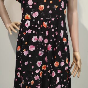 Sukienka czarna w różowe i pomarańczowe kwiaty