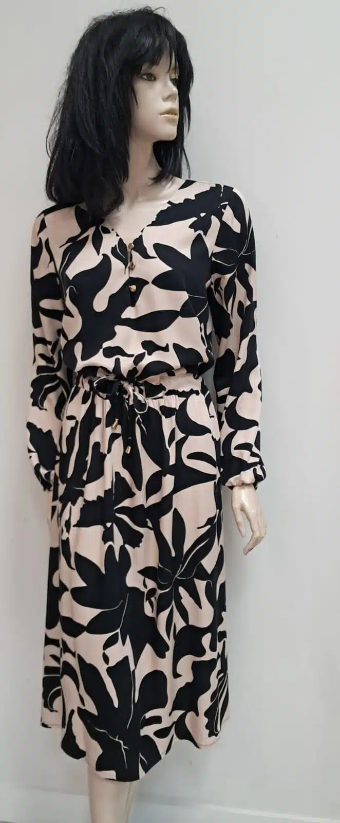 Sukienka beżowa w czarne wzory De Fitto