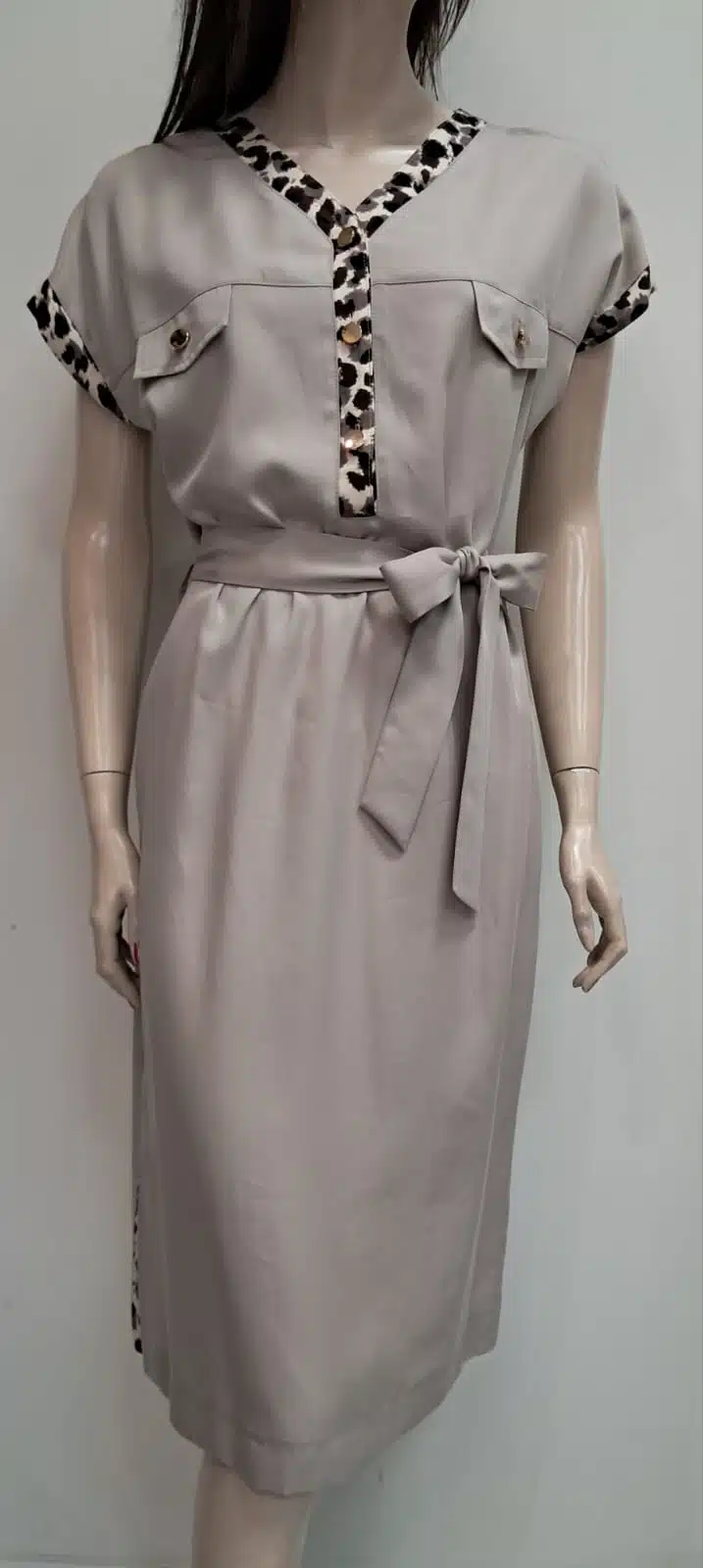 Sukienka beżowa z dodatkiem panterki De Fitto