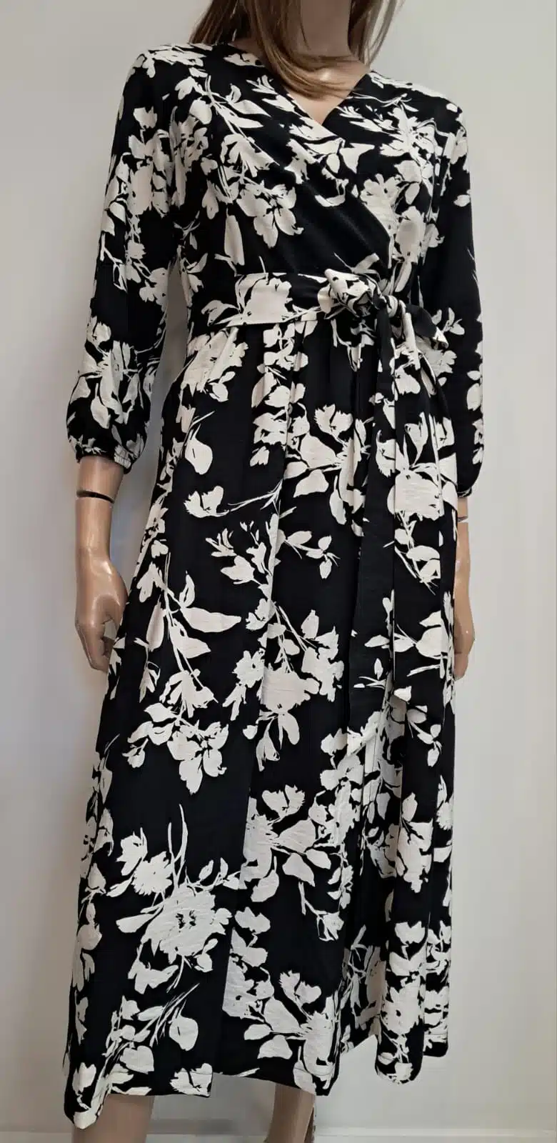 Sukienka czarna w białe kwiaty De Fitto