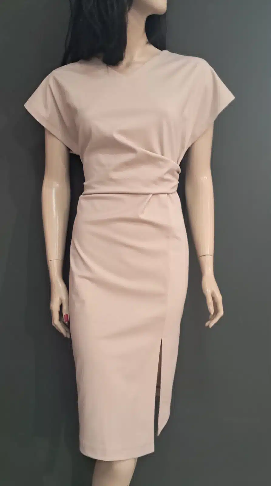 Dzianinowa beżowa sukienka De Fitto.