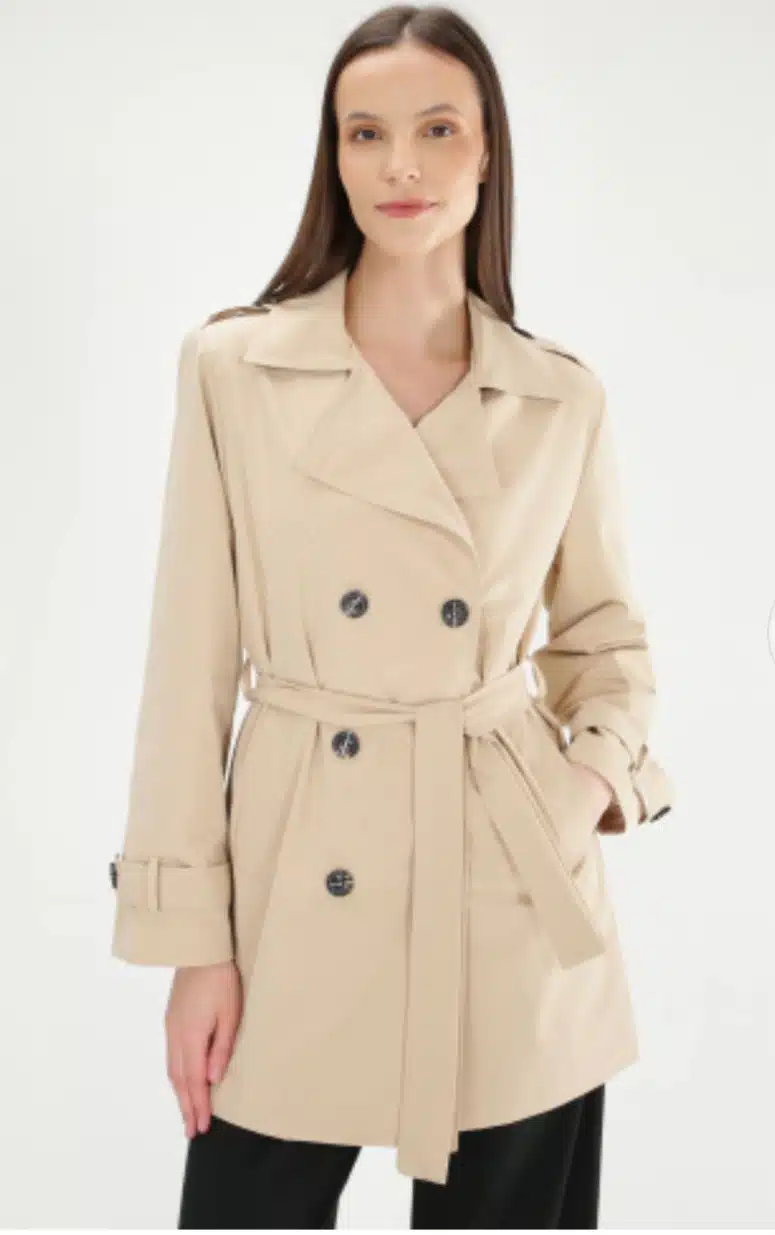 Beżowy płaszcz z paskiem