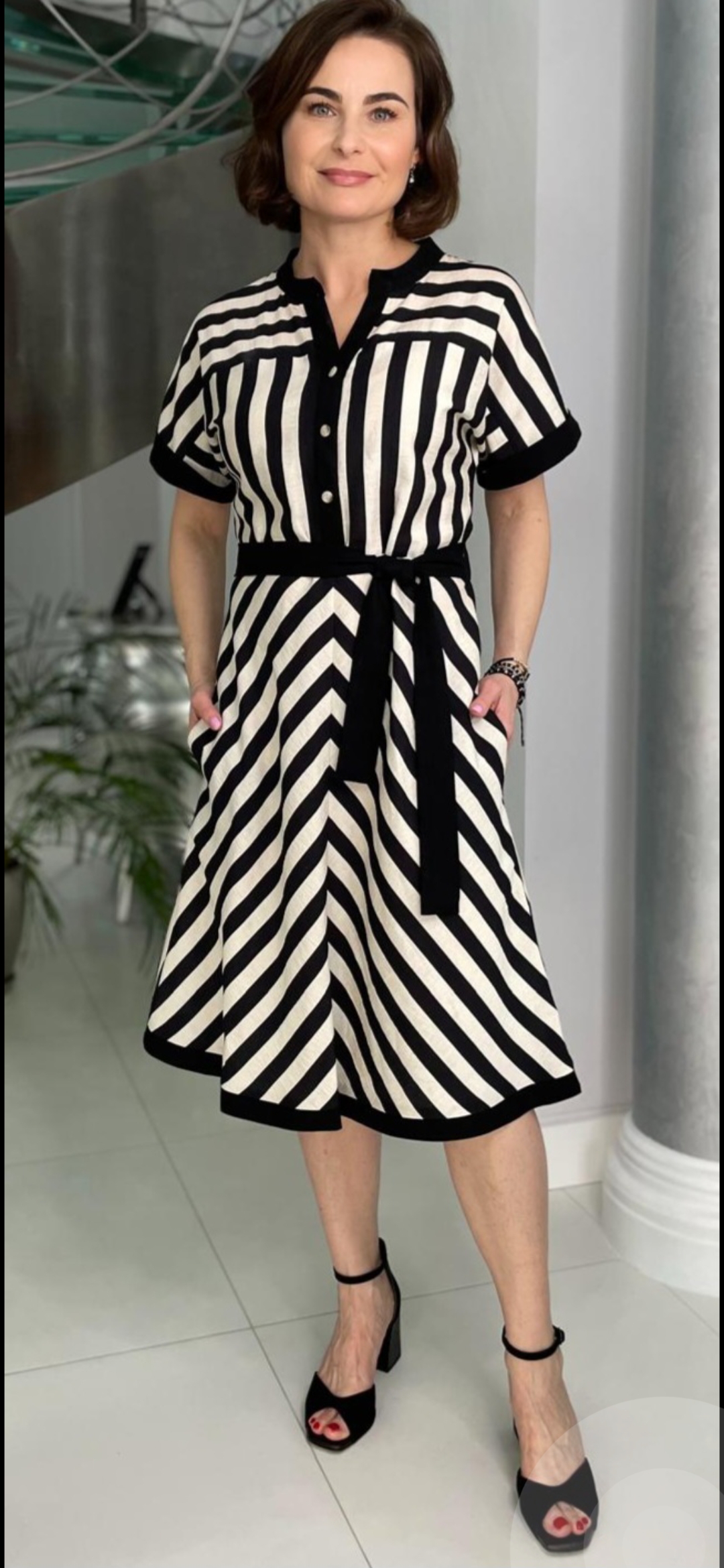 Elegancka sukienka w czarne pasy