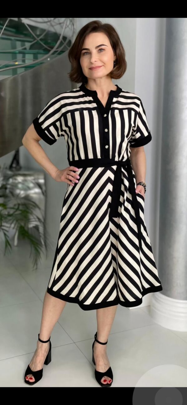 Elegancka sukienka w czarne pasy