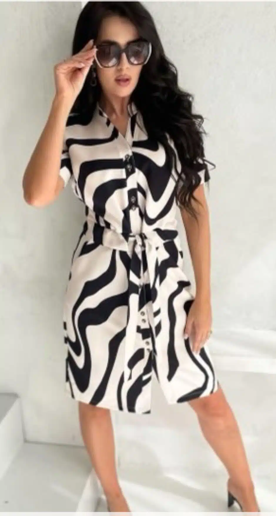 Elegancka sukienka beżowo czarny wzór