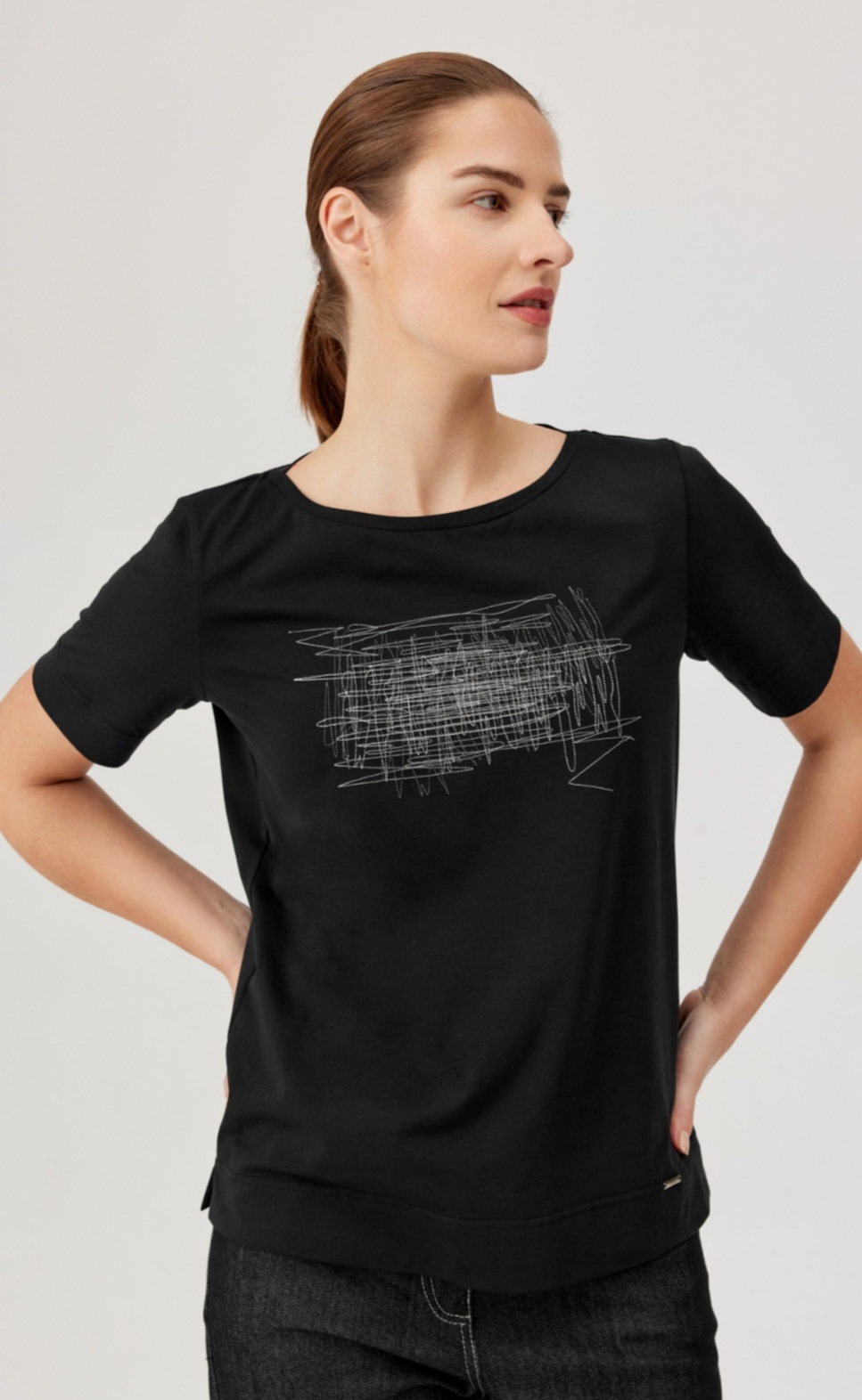 Czarna bluzka FÉRIA z graficznym haftem