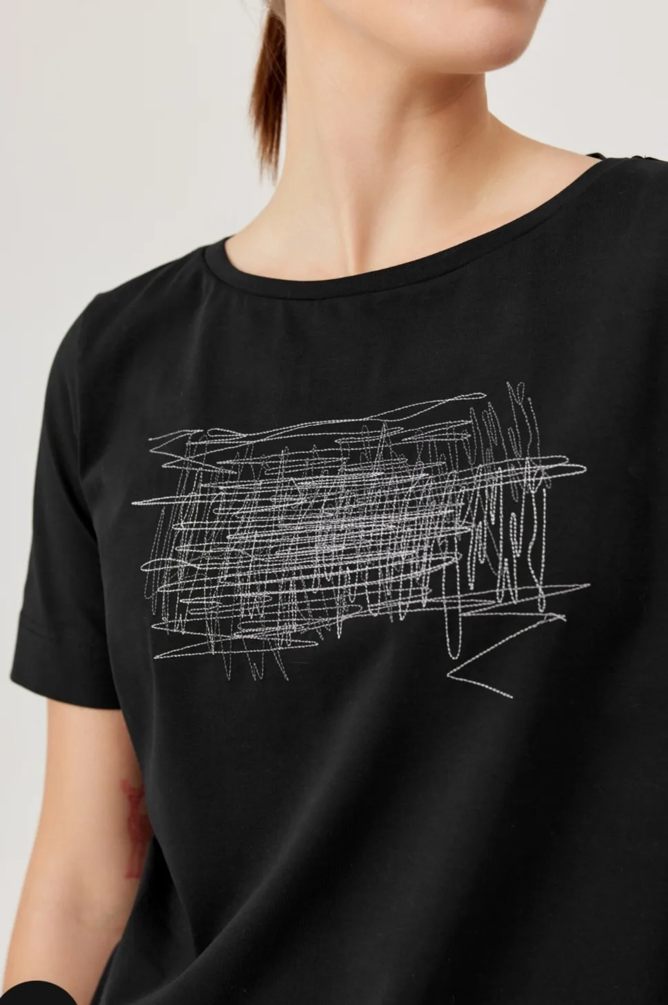 Czarna bluzka FÉRIA z graficznym haftem