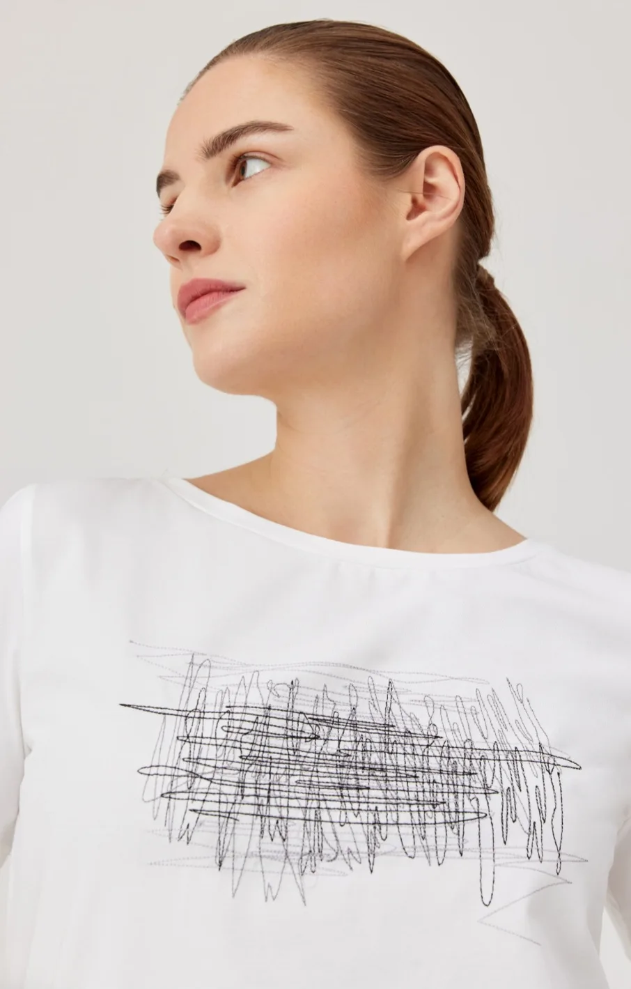 Biała bluzka FÉRIA z graficznym haftem