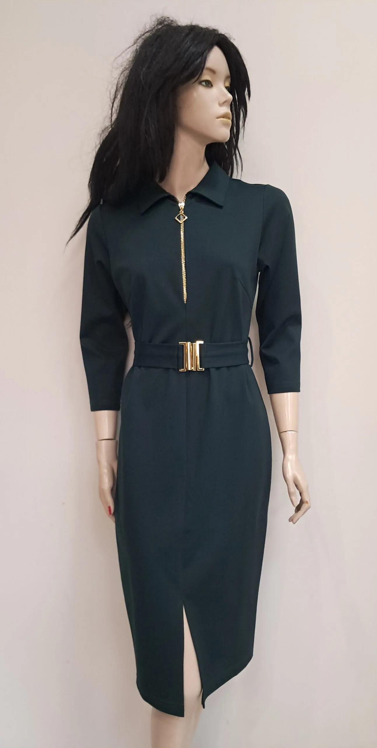 Zielona sukienka z kołnierzykiem i rękawem 3/4