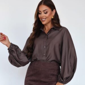 Elegancka koszula z ozdobnym rękawem – brązowa