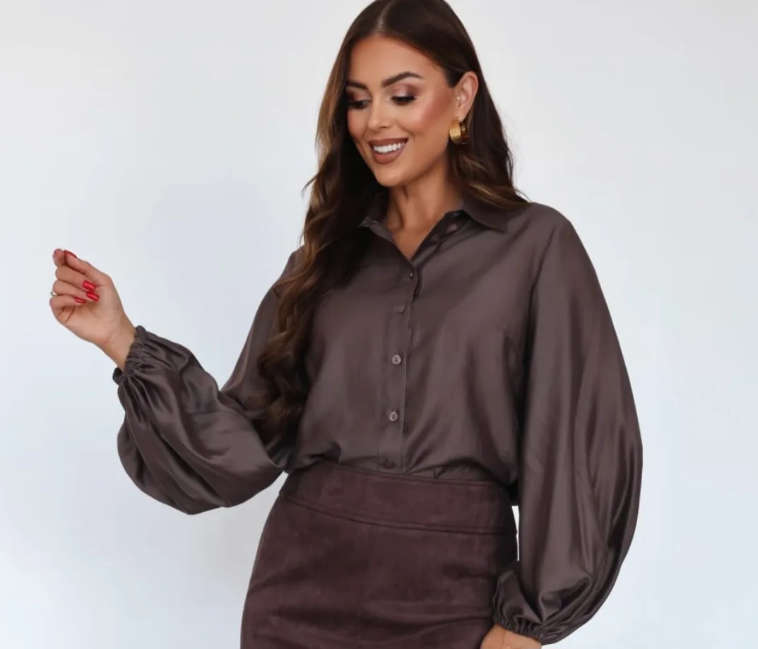 Elegancka koszula z ozdobnym rękawem – brązowa