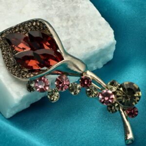 Elegancka broszka ze szkła fasetowanego YVON