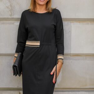 Dzianinowa sukienka z beżowymi dodatkami