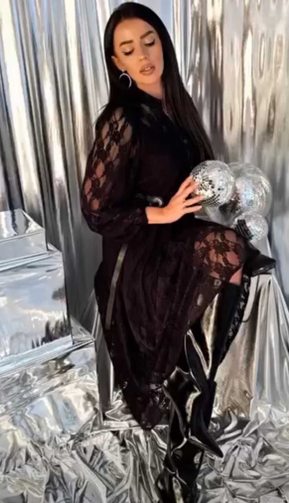 Czarna elegancka sukienka z koronki