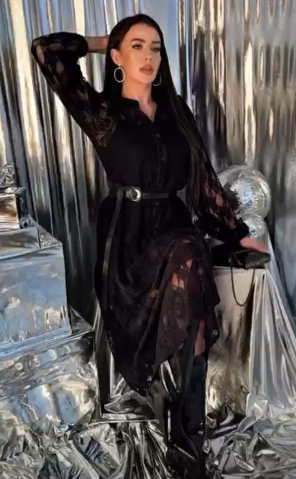 Czarna elegancka sukienka z koronki