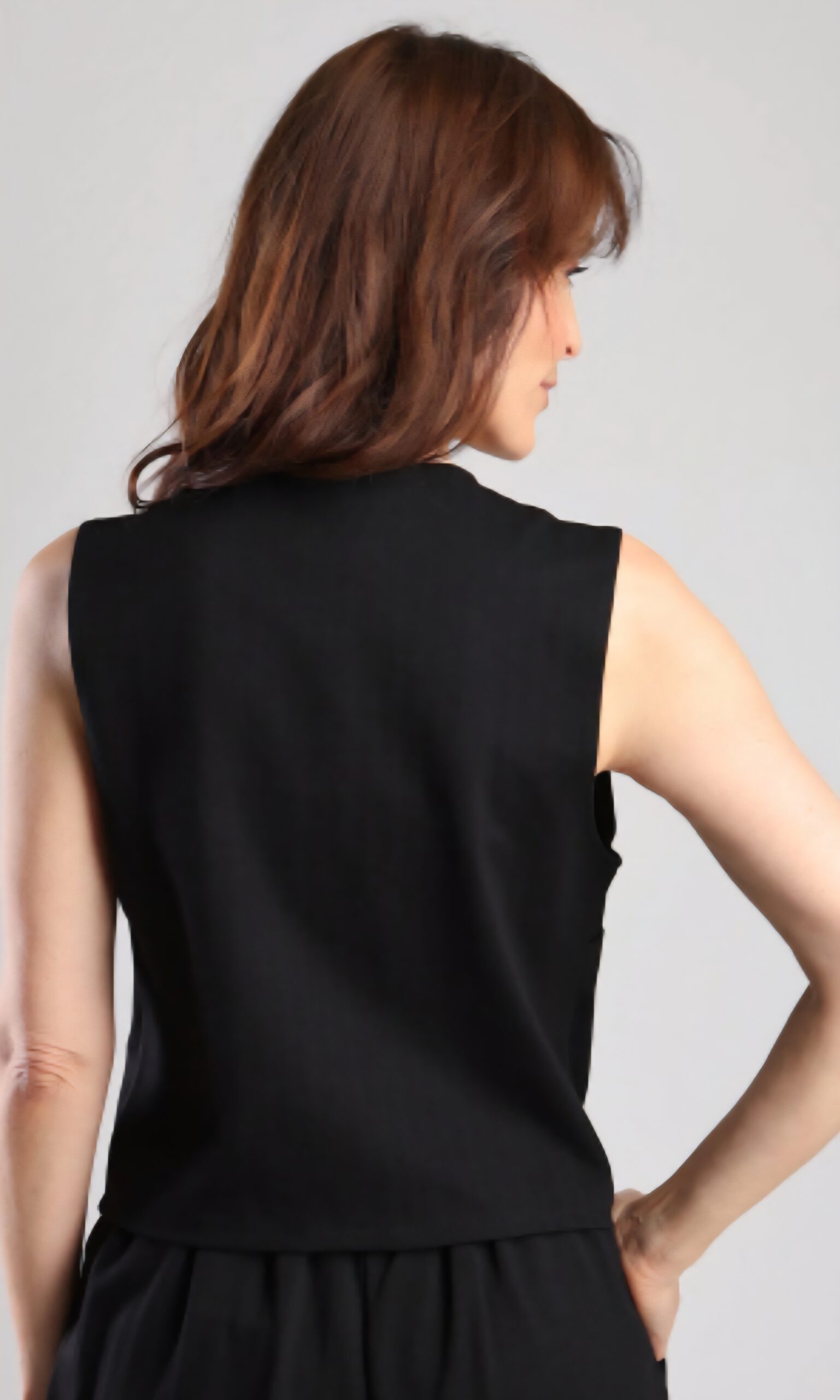 Czarna kamizelka w jodełkę