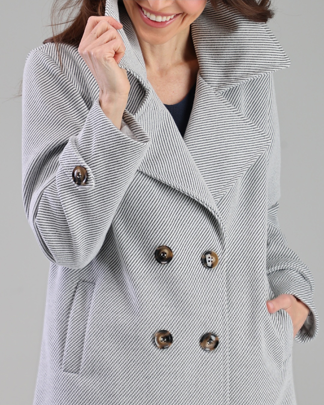 Szary płaszcz z kołnierzem