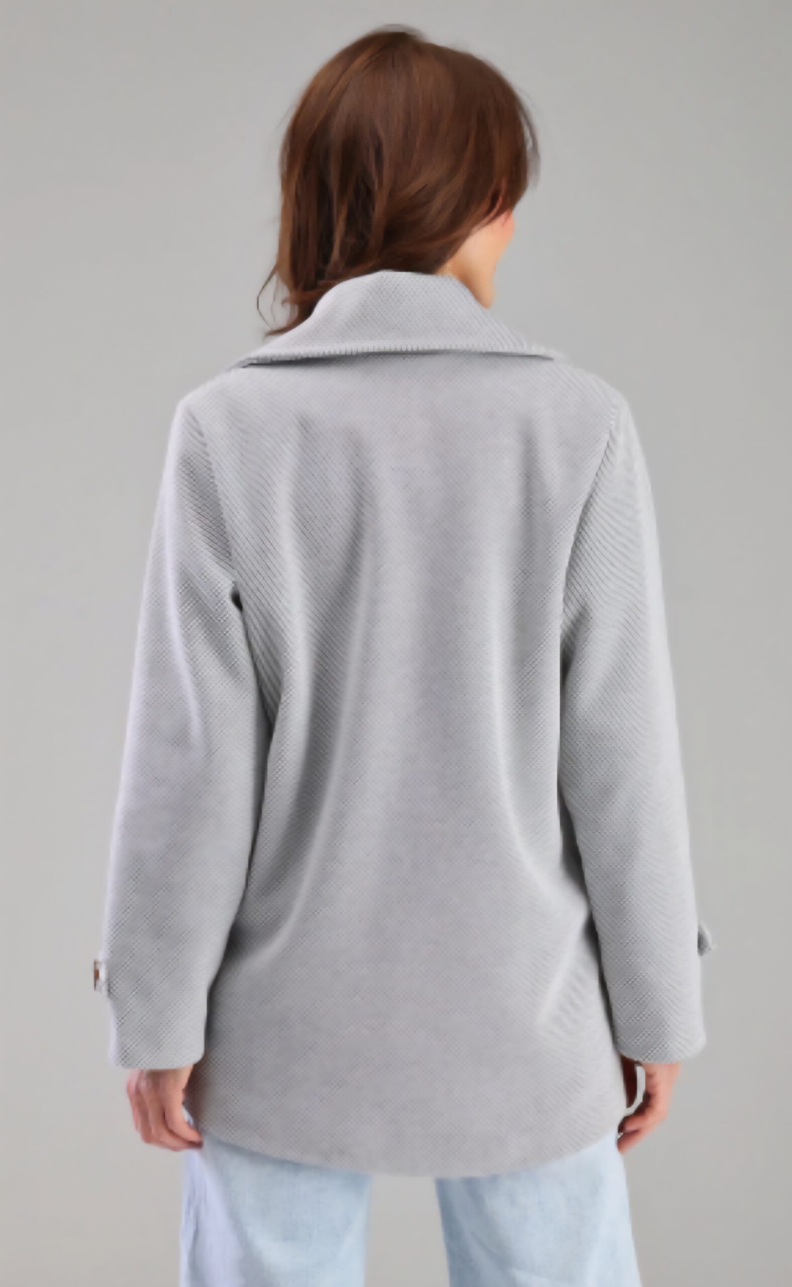 Szary płaszcz z kołnierzem