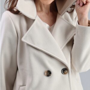 Beżowy płaszcz z kołnierzem