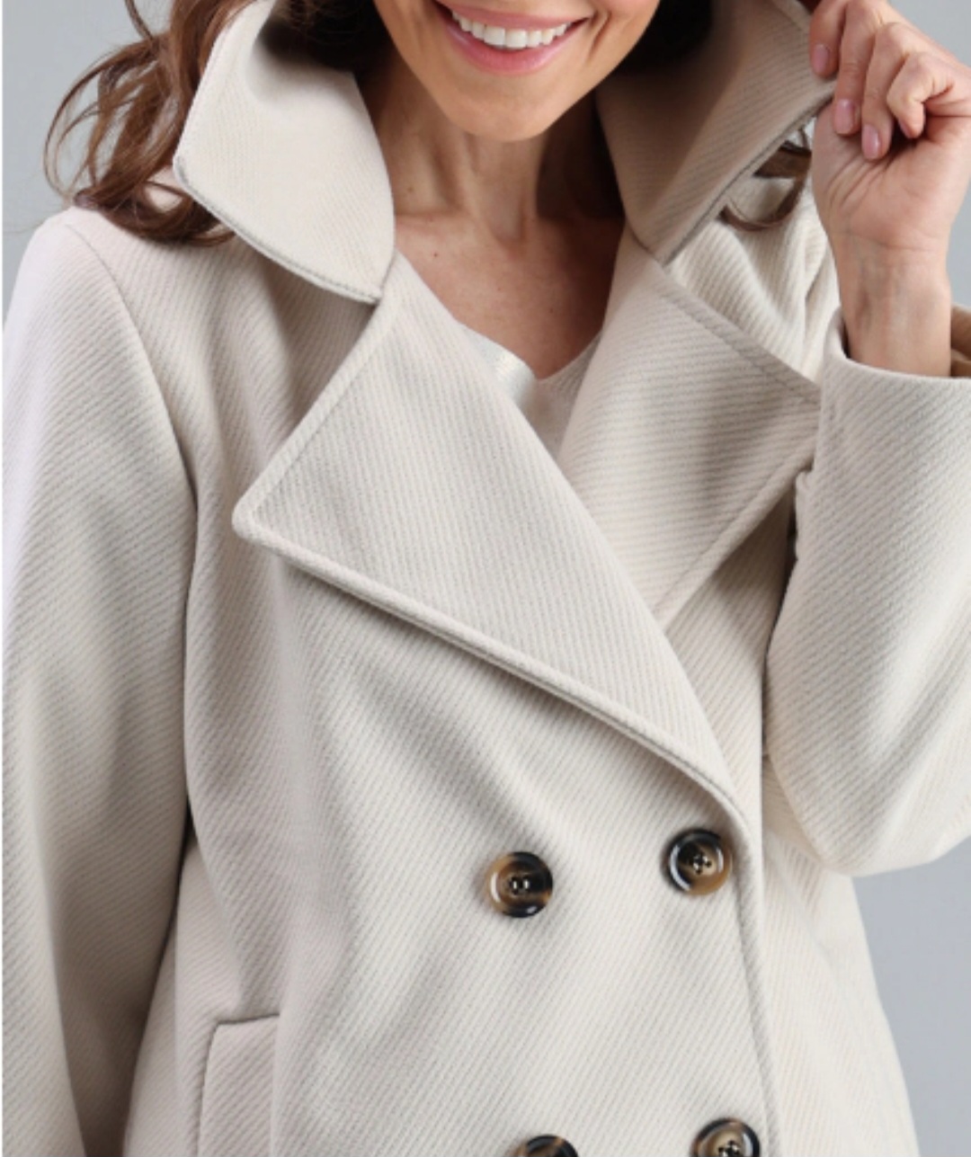 Beżowy płaszcz z kołnierzem