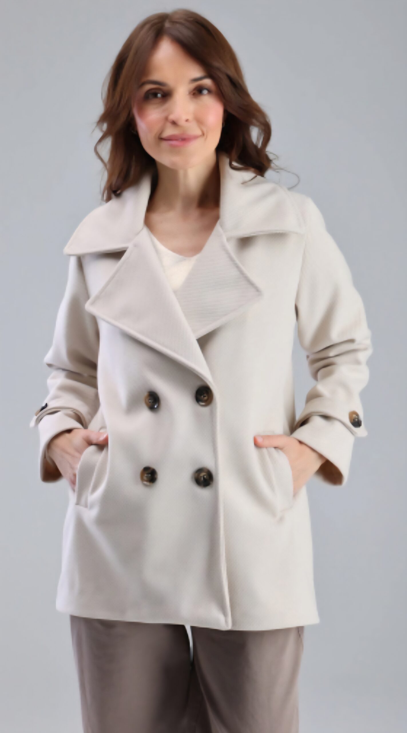 Beżowy płaszcz z kołnierzem - obrazek 2