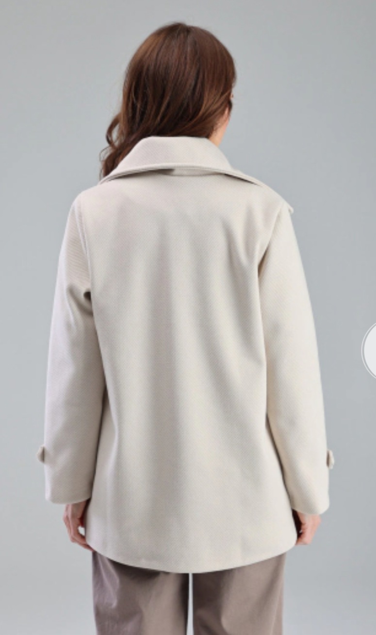 Beżowy płaszcz z kołnierzem - obrazek 4