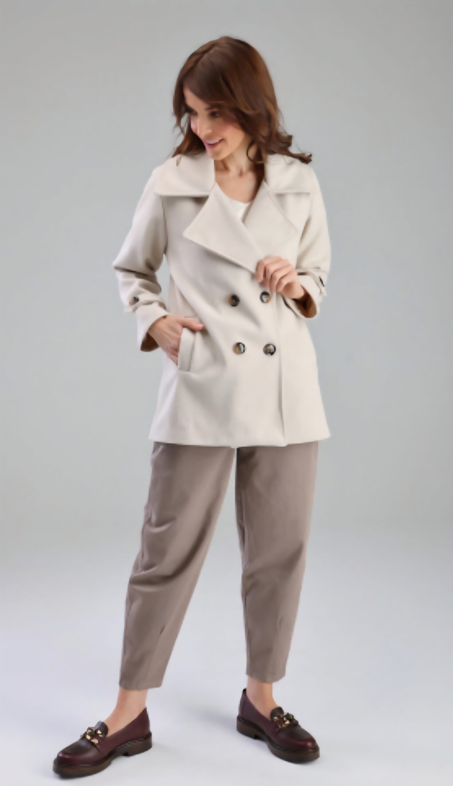 Beżowy płaszcz z kołnierzem - obrazek 5