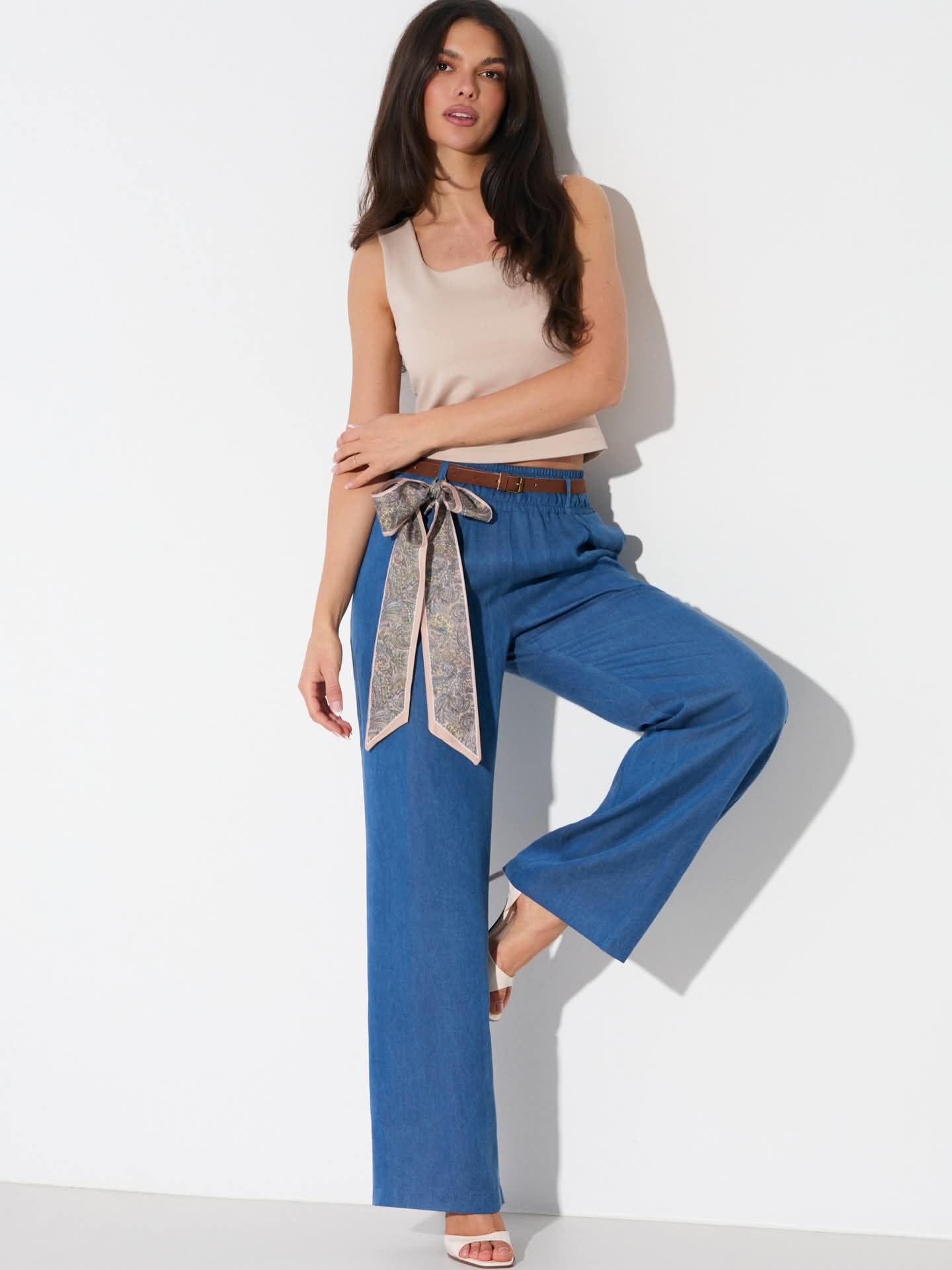 Spodnie w kolorze ciemny jeans