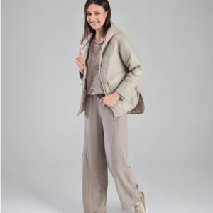 Beżowa pikowana kurtka z dłuższym tyłem