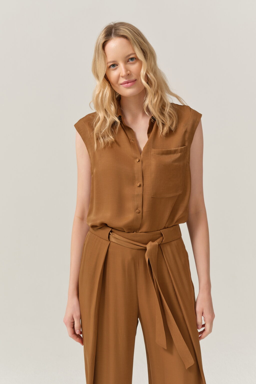 Elegancka bluzka FÉRIA bez rękawów w ciepłym odcieniu brązu