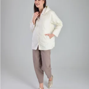 Pikowana jasna kurtka z kapturem