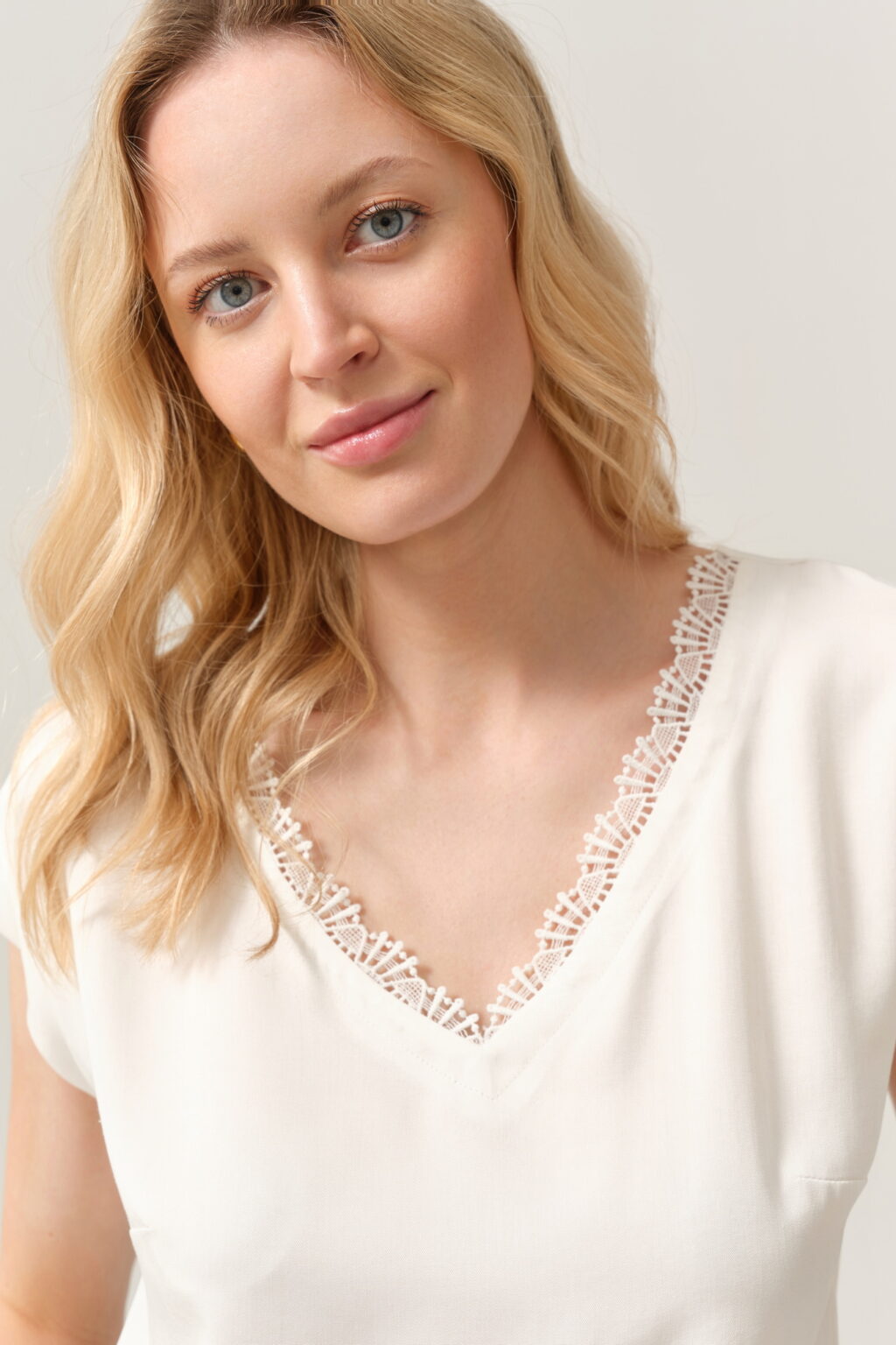 Bluzka Feria biała-ozdobny dekolt