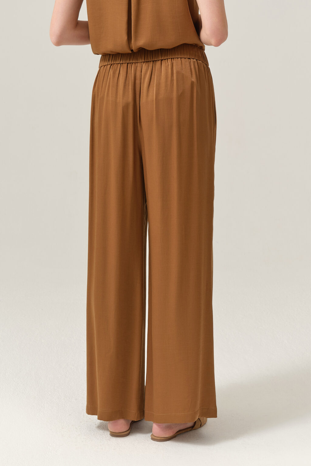 Szerokie spodnie FÉRIA w odcieniu ciepłego brązu