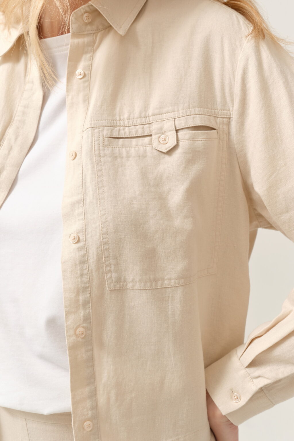 Beżowa koszula FÉRIA w lekkim, nowoczesnym stylu