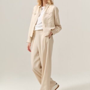 Beżowa koszula FÉRIA w lekkim, nowoczesnym stylu