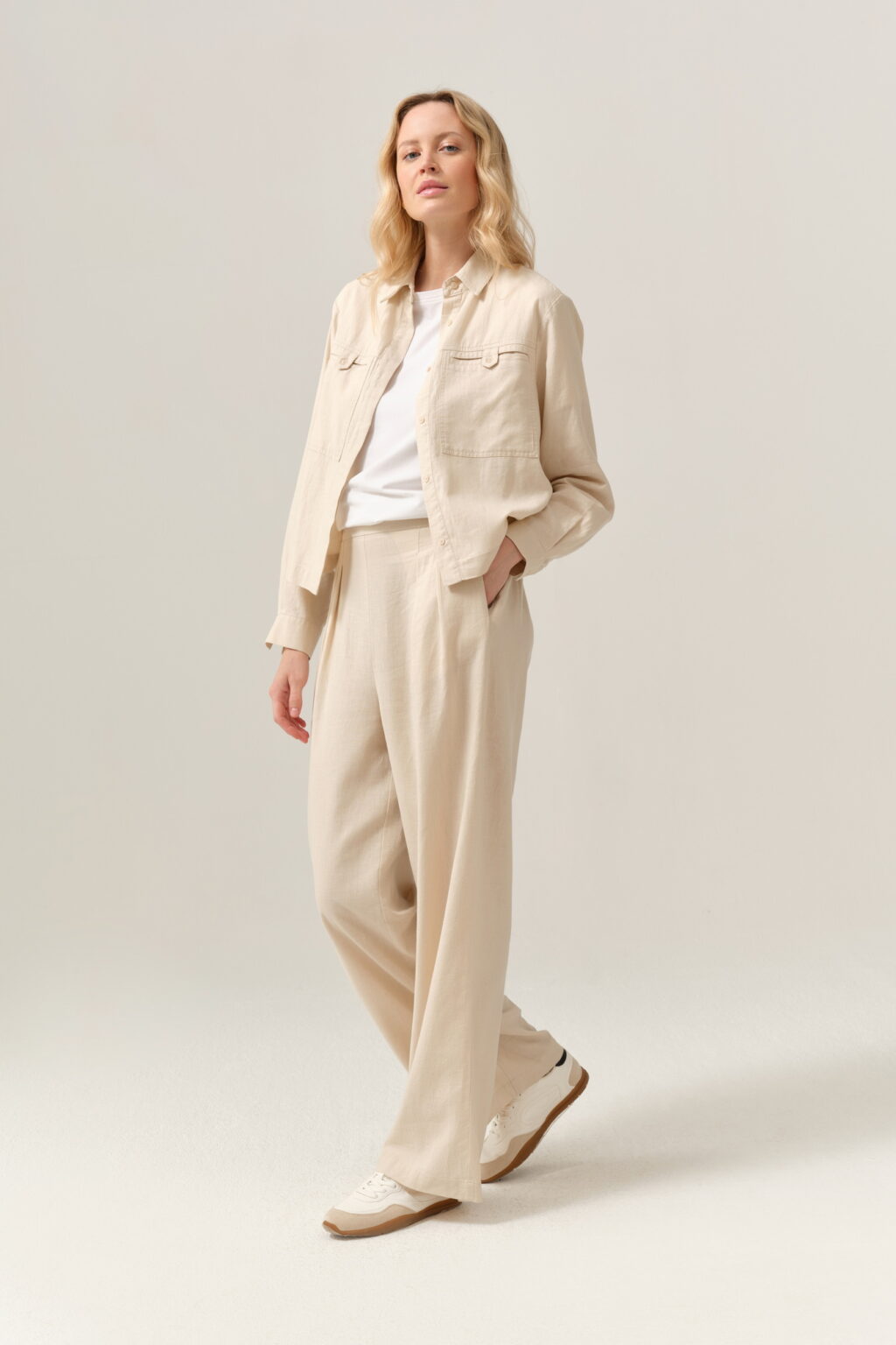 Beżowa koszula FÉRIA w lekkim, nowoczesnym stylu