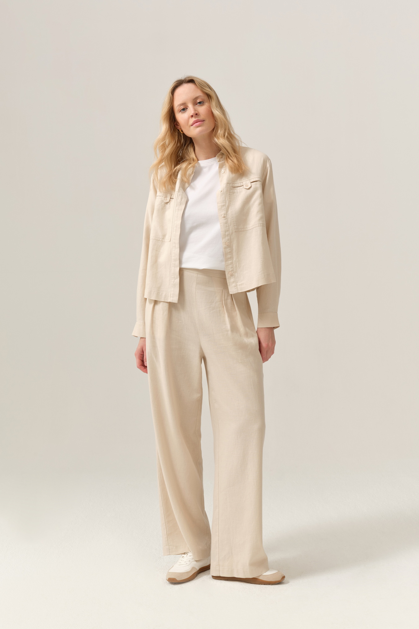 Beżowa koszula FÉRIA w lekkim, nowoczesnym stylu